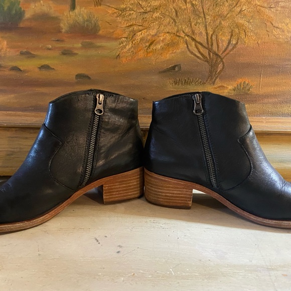 Korks-Ease Black Boots -Booties- Stylish and Comfortable! Size 7.5 - Picture 2 of 8